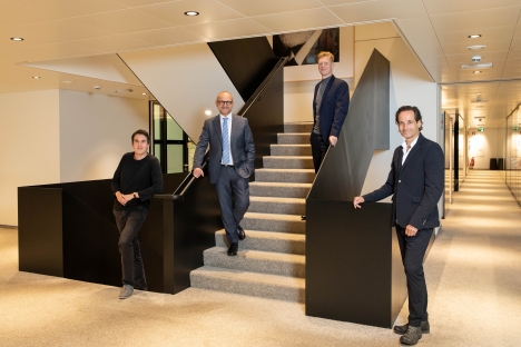 Jung von Matt Donau überzeugt WienTourismus - v.l.: Lukas Merl (Leitung Brand Management & B2C Marketing bei WienTourismus) und Wiens Tourismusdirektor Norbert Kettner mit Fedja Burmeister und Josef Koinig, Geschäftsführer von Jung von Matt Donau (Foto: © WienTourismus/ Rainer Fehringer)